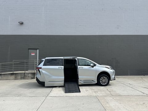 Used Wheelchair Van For Sale: 2022 Toyota Sienna XLE Wheelchair Accessible Van For Sale with a BraunAbility - Toyota Sienna Hybrid Power Foldout on it. VIN: 5TDYRKEC3NS098226