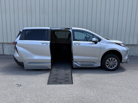 Used Wheelchair Van For Sale: 2022 Toyota Sienna XLE Wheelchair Accessible Van For Sale with a BraunAbility - Toyota Rampvan XT on it. VIN: 5TDYRKEC3NS129104