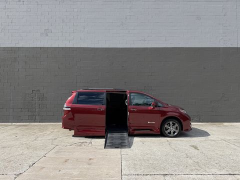 Used Wheelchair Van For Sale: 2015 Toyota Sienna SE Wheelchair Accessible Van For Sale with a BraunAbility - Toyota Rampvan XL on it. VIN: 5TDXK3DC5FS570581