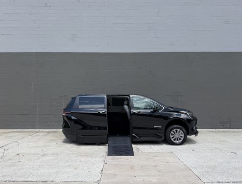 Used Wheelchair Van For Sale: 2025 Toyota Sienna XLE Wheelchair Accessible Van For Sale with a BraunAbility - Toyota Sienna Hybrid Power Foldout on it. VIN: 5TDYRKEC0SS273351