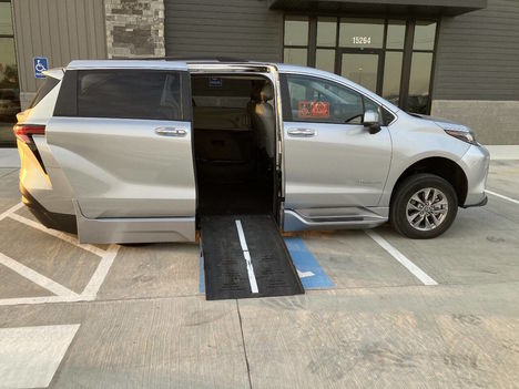 Used Wheelchair Van For Sale: 2022 Toyota Sienna XLE Wheelchair Accessible Van For Sale with a  on it. VIN: 5TDJRKEC1NS098999