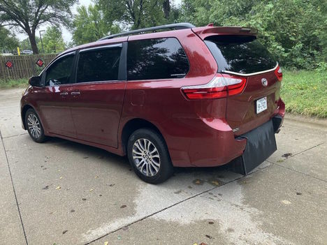 Used Wheelchair Van For Sale: 2019 Toyota Sienna XLE 7 Passenger Auto Access Seat 4dr Min Wheelchair Accessible Van For Sale with a  on it. VIN: 5TDYZ3DCXKS999726