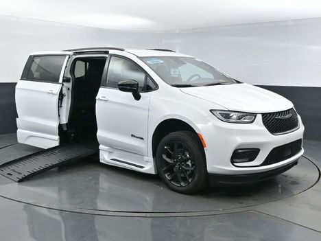 Used Wheelchair Van For Sale: 2024 Chrysler Pacifica Touring L Sport Wheelchair Accessible Van For Sale with a BraunAbility Braun XT on it. VIN: 2C4RC1BG0RR123394