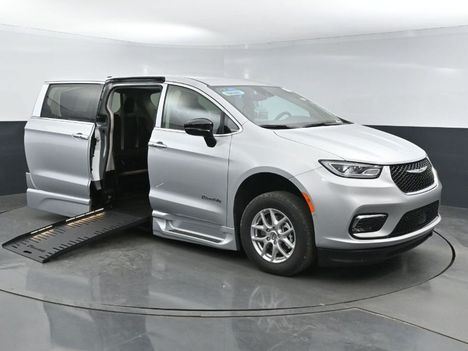 Used Wheelchair Van For Sale: 2024 Chrysler Pacifica Touring L Safety Wheelchair Accessible Van For Sale with a BraunAbility Braun XT on it. VIN: 2C4RC1BG0RR140809