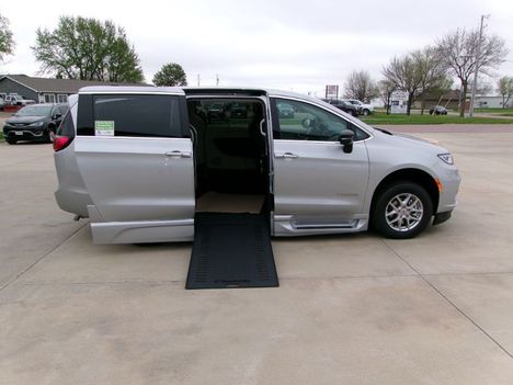 Used Wheelchair Van For Sale: 2024 Chrysler Pacifica Touring L Safety Wheelchair Accessible Van For Sale with a BraunAbility Braun XI on it. VIN: 2C4RC1BG1RR140771