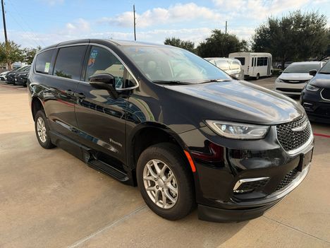 Used Wheelchair Van For Sale: 2025 Chrysler Pacifica Select Wheelchair Accessible Van For Sale with a BraunAbility Braun XT on it. VIN: 2C4RC1BG1SR568054