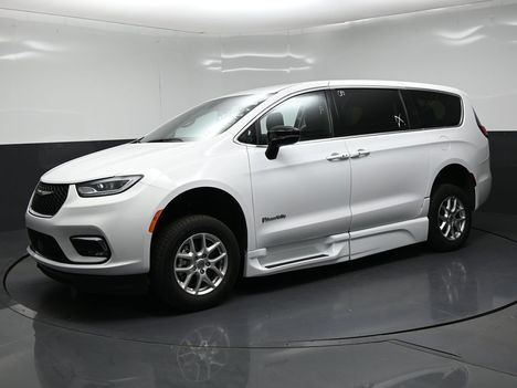 Used Wheelchair Van For Sale: 2025 Chrysler Pacifica Select Wheelchair Accessible Van For Sale with a BraunAbility Braun XT on it. VIN: 2C4RC1BG2SR515167