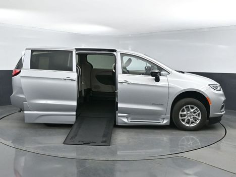 Used Wheelchair Van For Sale: 2024 Chrysler Pacifica Touring L Safety Wheelchair Accessible Van For Sale with a BraunAbility Braun XI on it. VIN: 2C4RC1BG3RR140769