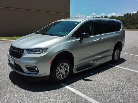 Used Wheelchair Van For Sale: 2024 Chrysler Pacifica Touring L Wheelchair Accessible Van For Sale with a BraunAbility Braun XI on it. VIN: 2C4RC1BG3RR183394