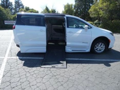 Used Wheelchair Van For Sale: 2022 Chrysler Pacifica Touring L Wheelchair Accessible Van For Sale with a BraunAbility Braun XI on it. VIN: 2C4RC1BG5NR166204