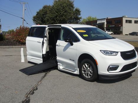 Used Wheelchair Van For Sale: 2024 Chrysler Pacifica Touring L Safety Wheelchair Accessible Van For Sale with a BraunAbility Braun XI on it. VIN: 2C4RC1BG5RR107384