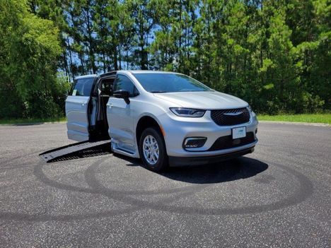 Used Wheelchair Van For Sale: 2024 Chrysler Pacifica Touring L Safety Wheelchair Accessible Van For Sale with a BraunAbility Braun XT on it. VIN: 2C4RC1BG5RR152406