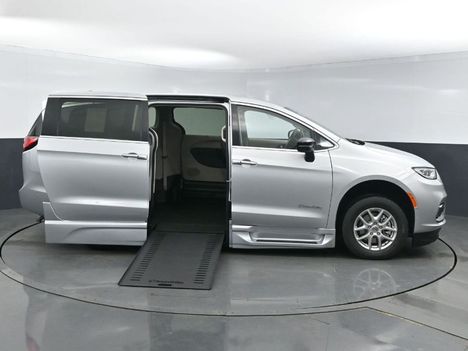 Used Wheelchair Van For Sale: 2024 Chrysler Pacifica Touring L Safety Wheelchair Accessible Van For Sale with a BraunAbility Braun XI on it. VIN: 2C4RC1BG6RR140779