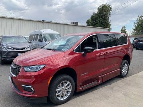 Used Wheelchair Van For Sale: 2024 Chrysler Pacifica Touring L Safety Wheelchair Accessible Van For Sale with a BraunAbility Braun XT on it. VIN: 2C4RC1BG7RR173578