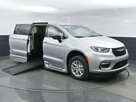 Used Wheelchair Van For Sale: 2024 Chrysler Pacifica Touring L Safety Wheelchair Accessible Van For Sale with a BraunAbility Braun XI on it. VIN: 2C4RC1BG9RR136807