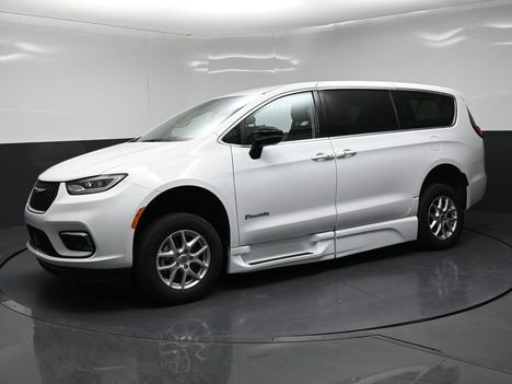 Used Wheelchair Van For Sale: 2024 Chrysler Pacifica Select Wheelchair Accessible Van For Sale with a BraunAbility Braun XT on it. VIN: 2C4RC1BGXRR118946
