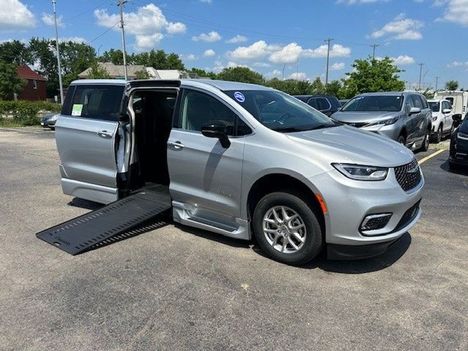 Used Wheelchair Van For Sale: 2024 Chrysler Pacifica Touring L Safety Wheelchair Accessible Van For Sale with a BraunAbility Braun XI on it. VIN: 2C4RC1BGXRR140784
