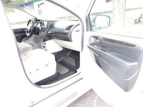 Used Wheelchair Van For Sale: 2017 Dodge Grand Caravan SE Wheelchair Accessible Van For Sale with a BraunAbility Braun ADA Entervan on it. VIN: 2C7WDGBG9HR687131