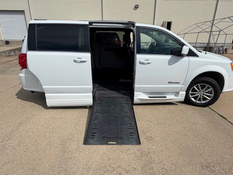 Used Wheelchair Van For Sale: 2019 Dodge Grand Caravan SXT Wheelchair Accessible Van For Sale with a BraunAbility Braun XT on it. VIN: 2C7WDGCG8KR777506