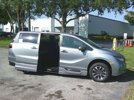 Used Wheelchair Van For Sale: 2024 Honda Odyssey EX-L Wheelchair Accessible Van For Sale with a BraunAbility Braun XI on it. VIN: 5FNRL6H65RB033357