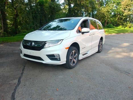 Used Wheelchair Van For Sale: 2018 Honda Odyssey Touring Wheelchair Accessible Van For Sale with a BraunAbility Braun XI on it. VIN: 5FNRL6H86JB003628