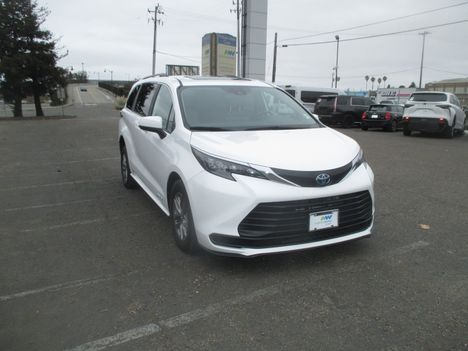 Used Wheelchair Van For Sale: 2025 Toyota Sienna FWD LE Wheelchair Accessible Van For Sale with a Driverge Driverge Flex Maxx on it. VIN: 5TDBRKEC7SS266130