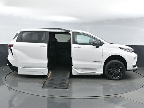 Used Wheelchair Van For Sale: 2024 Toyota Sienna FWD XSE Wheelchair Accessible Van For Sale with a BraunAbility Braun XT on it. VIN: 5TDDRKEC0RS188051