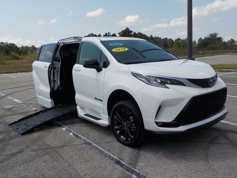 Used Wheelchair Van For Sale: 2024 Toyota Sienna FWD XSE Wheelchair Accessible Van For Sale with a BraunAbility Braun XT on it. VIN: 5TDDRKEC5RS187977