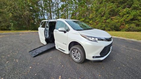 Used Wheelchair Van For Sale: 2023 Toyota Sienna FWD XLE Plus Wheelchair Accessible Van For Sale with a BraunAbility Braun XT on it. VIN: 5TDJRKEC0PS178409