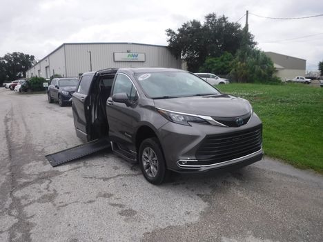 Used Wheelchair Van For Sale: 2024 Toyota Sienna FWD XLE Plus Wheelchair Accessible Van For Sale with a BraunAbility Braun XI on it. VIN: 5TDJRKEC0RS184486