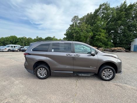 Used Wheelchair Van For Sale: 2022 Toyota Sienna FWD XLE Plus Wheelchair Accessible Van For Sale with a BraunAbility Braun XT on it. VIN: 5TDJRKEC2NS112554