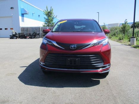 Used Wheelchair Van For Sale: 2022 Toyota Sienna FWD XLE Wheelchair Accessible Van For Sale with a BraunAbility Braun XT on it. VIN: 5TDJRKEC3NS074929