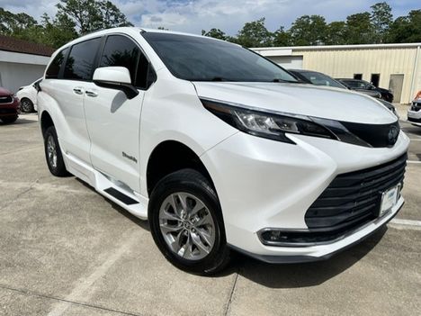 Used Wheelchair Van For Sale: 2022 Toyota Sienna FWD XLE Wheelchair Accessible Van For Sale with a BraunAbility Braun XT on it. VIN: 5TDJRKEC5NS075130