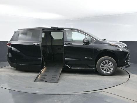 Used Wheelchair Van For Sale: 2024 Toyota Sienna FWD XLE Plus Wheelchair Accessible Van For Sale with a BraunAbility Braun XT on it. VIN: 5TDJRKEC5RS191823