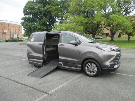 Used Wheelchair Van For Sale: 2022 Toyota Sienna FWD XLE Wheelchair Accessible Van For Sale with a Vantage Mobility VMI Northstar on it. VIN: 5TDJRKEC6NS110242