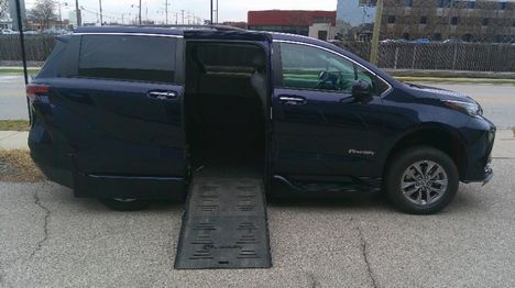 Used Wheelchair Van For Sale: 2022 Toyota Sienna XLE Wheelchair Accessible Van For Sale with a BraunAbility Braun XT on it. VIN: 5TDJRKEC6NS129390