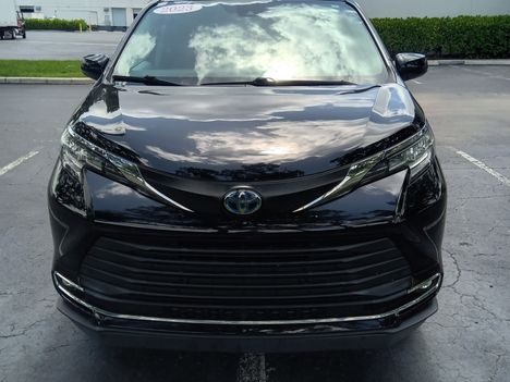 Used Wheelchair Van For Sale: 2023 Toyota Sienna FWD XLE Wheelchair Accessible Van For Sale with a BraunAbility Braun XT on it. VIN: 5TDJRKEC7PS155290