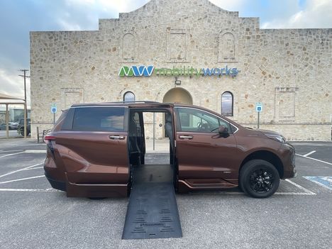 Used Wheelchair Van For Sale: 2021 Toyota Sienna FWD XLE Wheelchair Accessible Van For Sale with a BraunAbility Braun XT on it. VIN: 5TDJRKEC9MS049676