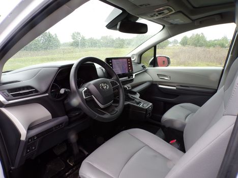 Used Wheelchair Van For Sale: 2023 Toyota Sienna XLE Wheelchair Accessible Van For Sale with a BraunAbility Braun XT on it. VIN: 5TDJRKEC9PS137177