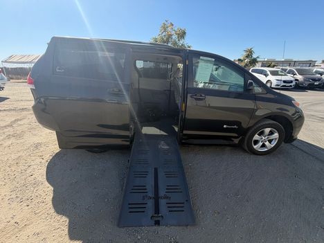 Used Wheelchair Van For Sale: 2013 Toyota Sienna LE Wheelchair Accessible Van For Sale with a BraunAbility Braun XT on it. VIN: 5TDKK3DC1DS370126
