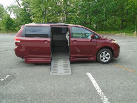 Used Wheelchair Van For Sale: 2013 Toyota Sienna LE Wheelchair Accessible Van For Sale with a BraunAbility Braun XT on it. VIN: 5TDKK3DC7DS382488