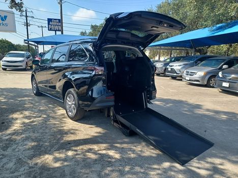 New Wheelchair Van For Sale: 2026 Toyota Sienna FWD LE Wheelchair Accessible Van For Sale with a Driverge Driverge Flex Maxx on it. VIN: 5TDKRKEC1TS331880