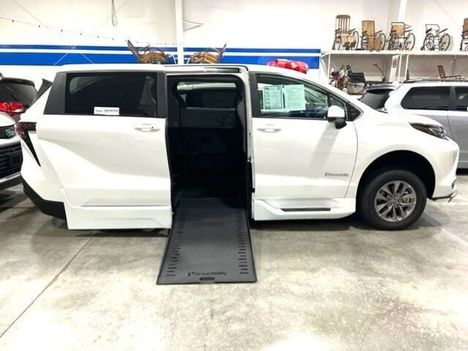 Used Wheelchair Van For Sale: 2023 Toyota Sienna FWD LE Wheelchair Accessible Van For Sale with a BraunAbility Braun XI on it. VIN: 5TDKRKECXPS174159