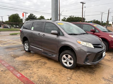 Used Wheelchair Van For Sale: 2019 Toyota Sienna LE Wheelchair Accessible Van For Sale with a Vantage Mobility VMI Northstar on it. VIN: 5TDKZ3DC1KS992024