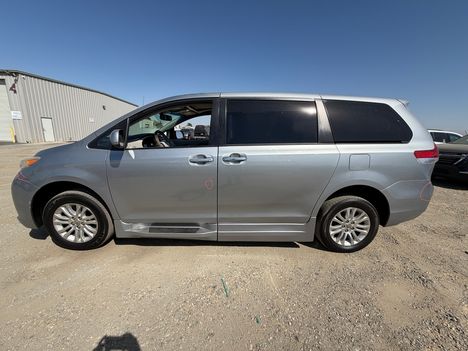 Used Wheelchair Van For Sale: 2013 Toyota Sienna XLE Wheelchair Accessible Van For Sale with a BraunAbility Braun XL on it. VIN: 5TDYK3DC1DS380441
