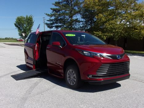 Used Wheelchair Van For Sale: 2025 Toyota Sienna FWD XLE Wheelchair Accessible Van For Sale with a BraunAbility Braun XI on it. VIN: 5TDYRKEC1SS277957