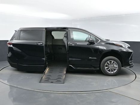 Used Wheelchair Van For Sale: 2024 Toyota Sienna FWD XLE Wheelchair Accessible Van For Sale with a BraunAbility Braun XT on it. VIN: 5TDYRKEC4RS185249