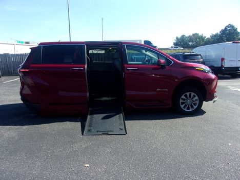 Used Wheelchair Van For Sale: 2024 Toyota Sienna FWD XLE Wheelchair Accessible Van For Sale with a BraunAbility Braun XI on it. VIN: 5TDYRKEC5RS191691