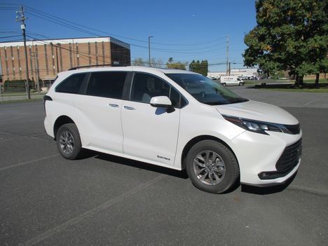 Used Wheelchair Van For Sale: 2025 Toyota Sienna FWD XLE Wheelchair Accessible Van For Sale with a Driverge Driverge Flex Maxx on it. VIN: 5TDYRKEC5SS242340