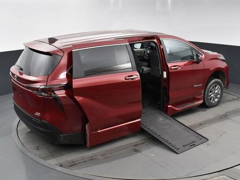 Used Wheelchair Van For Sale: 2024 Toyota Sienna FWD XLE Wheelchair Accessible Van For Sale with a BraunAbility Braun XI on it. VIN: 5TDYRKEC6RS189285
